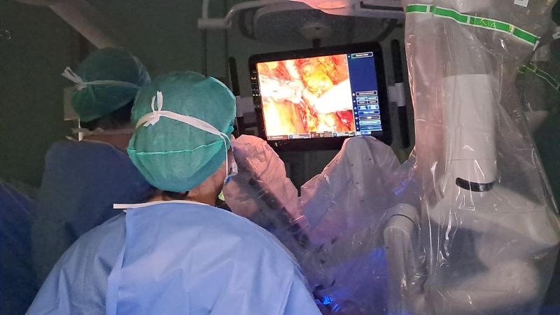 Robot chirurgo all’opera in sala operatoria