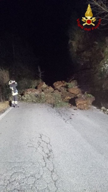 Frana lungo la provinciale 9 a Stazzema, nessun ferito