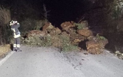 Frana lungo la provinciale 9 a Stazzema, nessun ferito