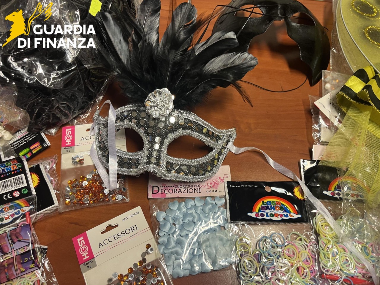 Maschere, costumi, parrucche e coriandoli “non sicuri”, maxi sequestro in Maremma
