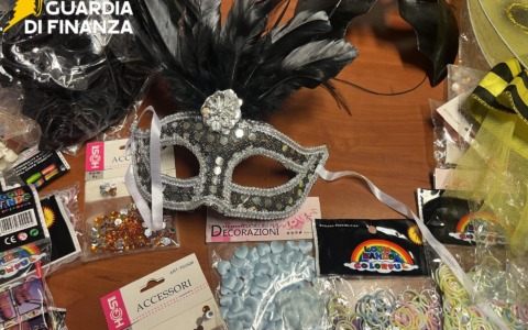 Maschere, costumi, parrucche e coriandoli “non sicuri”, maxi sequestro in Maremma