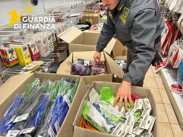 Nuovo maxi sequestro di prodotti di Carnevale