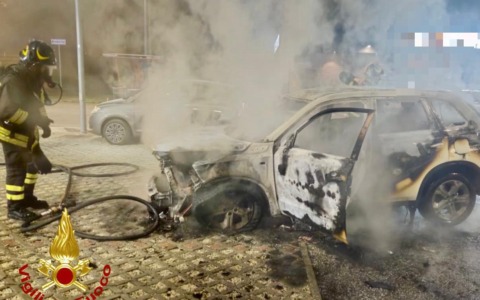 Auto avvolta dalle fiamme lungo l’Aurelia