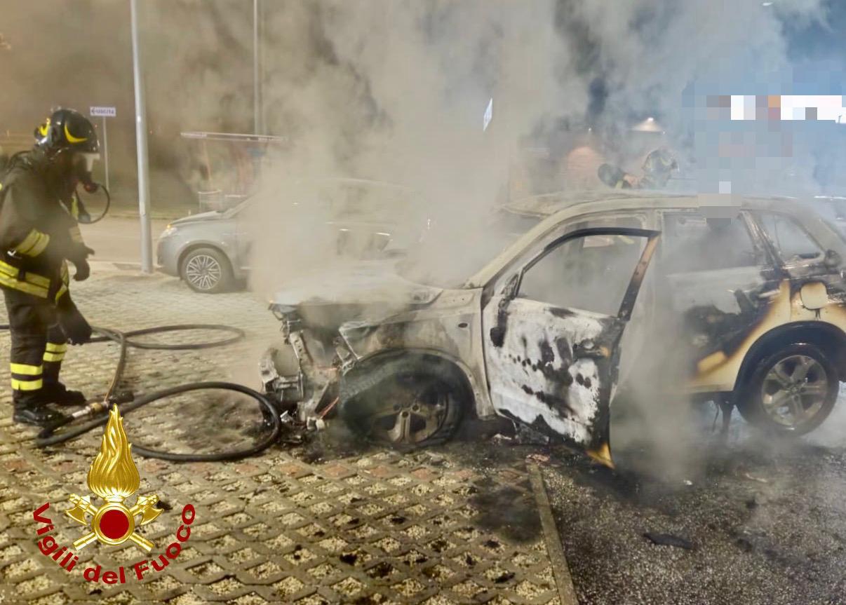 Auto avvolta dalle fiamme lungo l’Aurelia