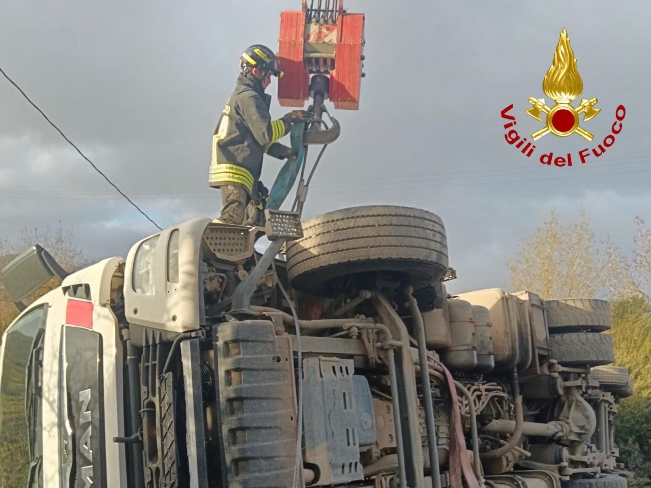 Gavorrano (Grosseto), autoarticolato si ribalta con un carico da 280 quintali di legno