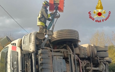 Gavorrano (Grosseto), autoarticolato si ribalta con un carico da 280 quintali di legno