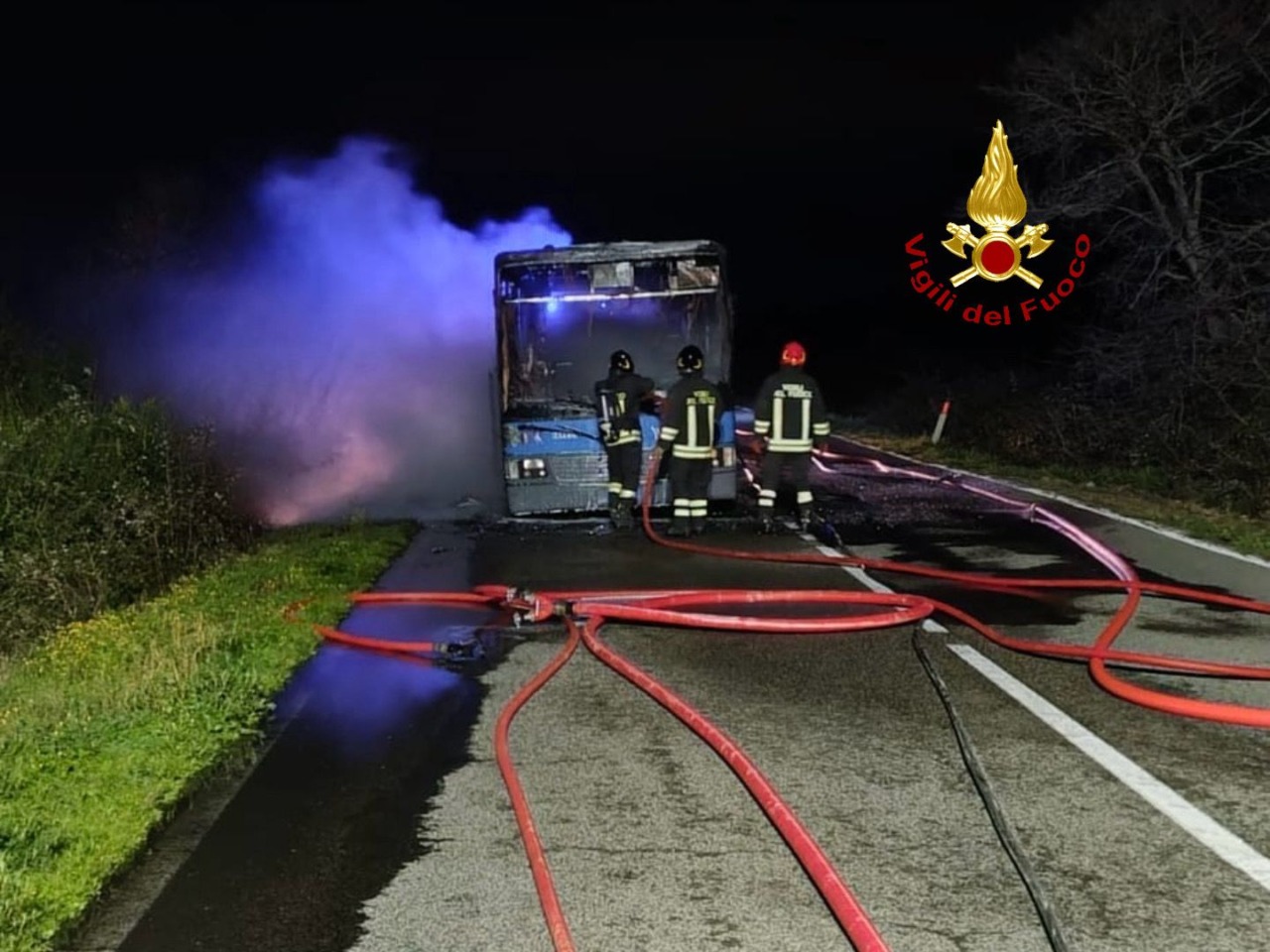 Autobus in fiamme, salvi passeggero e conducente