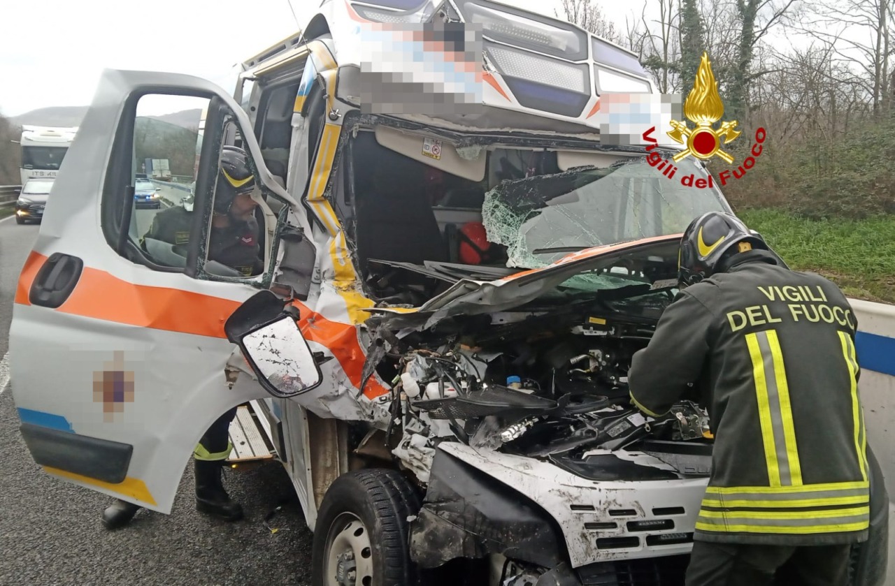 Autopalio, scontro ambulanza-camion: cinque feriti