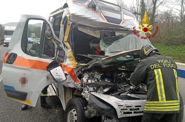 Autopalio, scontro ambulanza-camion: cinque feriti
