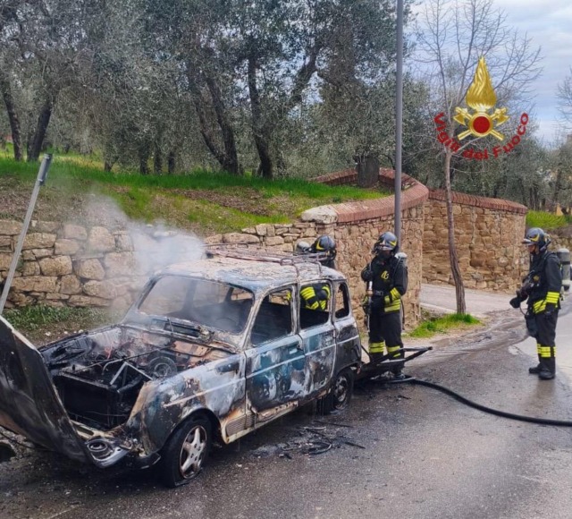 Monte San Savino (Arezzo), auto a Gpl distrutta in un incendio