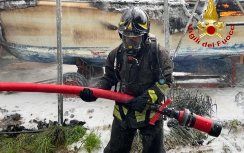 Piombino, fiamme nel rimessaggio agricolo