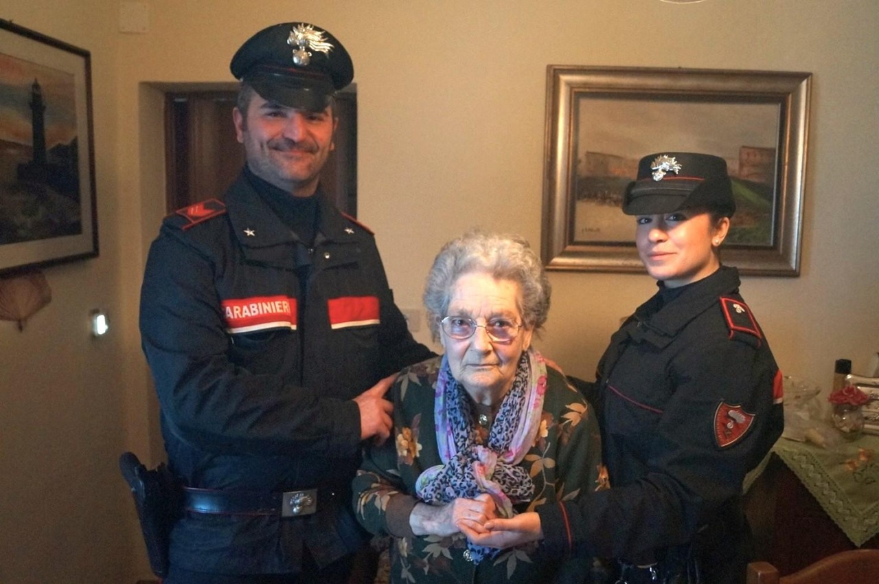 Minore si finge Carabiniere per derubare un’anziana, arrestato dopo il colpo