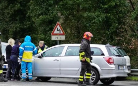 Scontro tra auto in Garfagnana, un morto e cinque feriti tra cui bambino