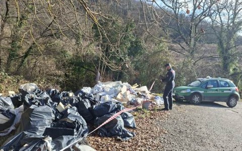 Rifiuti edilizi abbandonati nel bosco del Bargino: scoperti materiali pericolosi