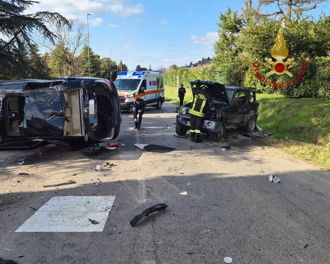 Castiglion Fiorentino, violento scontro tra due auto