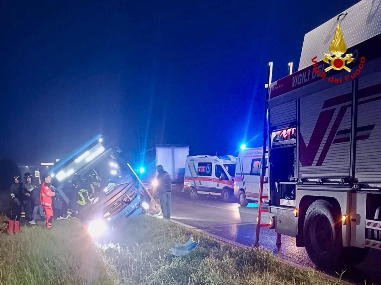 Grave incidente in provincia d’Arezzo, autobus finisce fuori strada dopo lo scontro tra un camion e un’auto