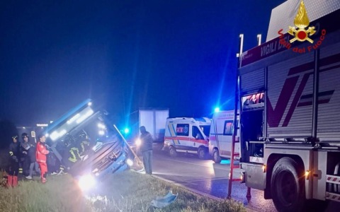 Grave incidente in provincia d’Arezzo, autobus finisce fuori strada dopo lo scontro tra un camion e un’auto