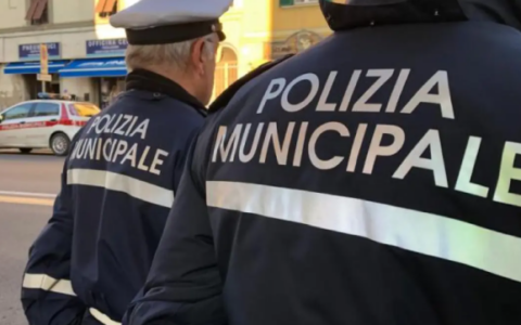 Prato, uomo aggredito e rapinato del monopattino