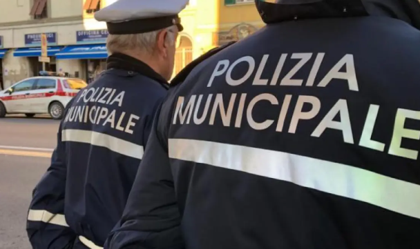 Prato, uomo aggredito e rapinato del monopattino