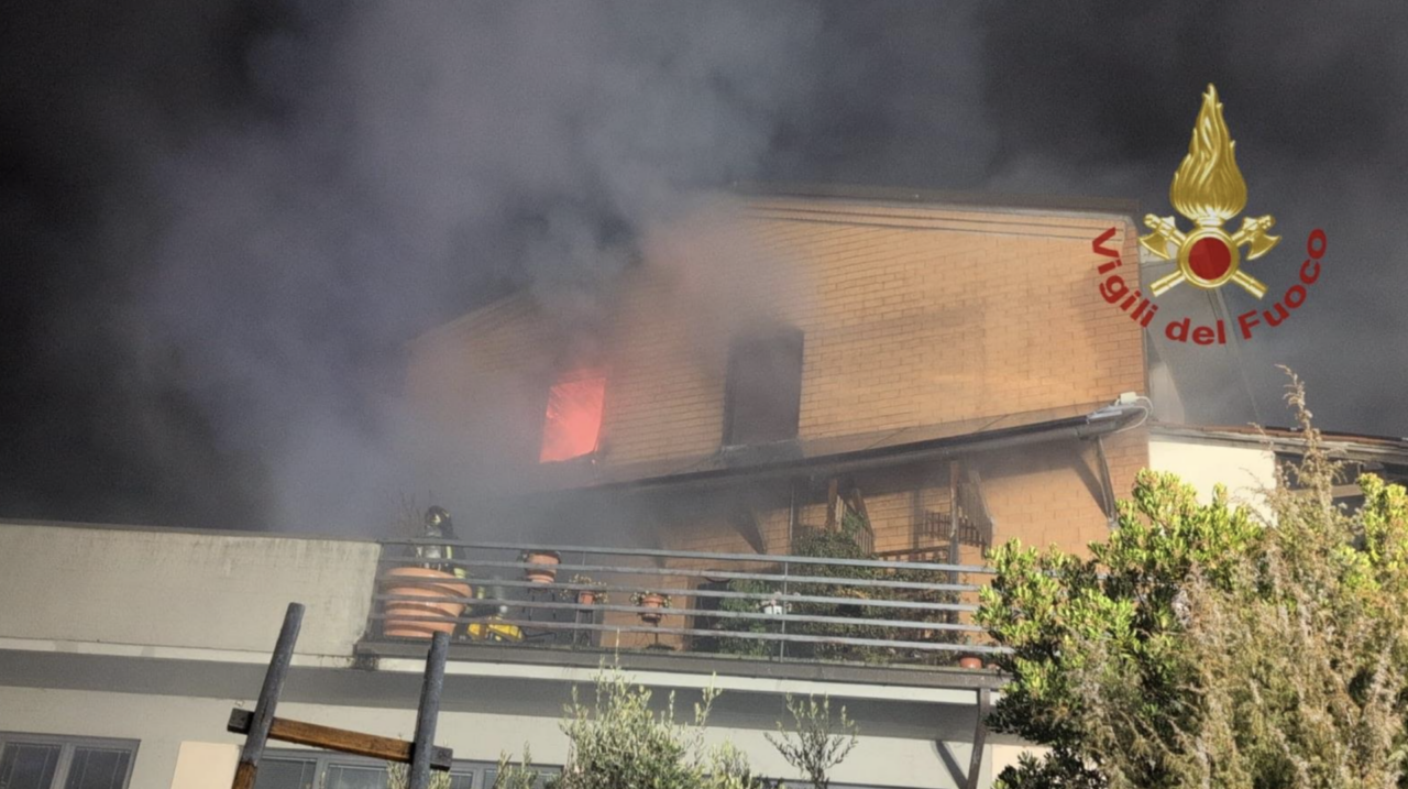 Arezzo, incendio in un appartamento: tre persone intossicate