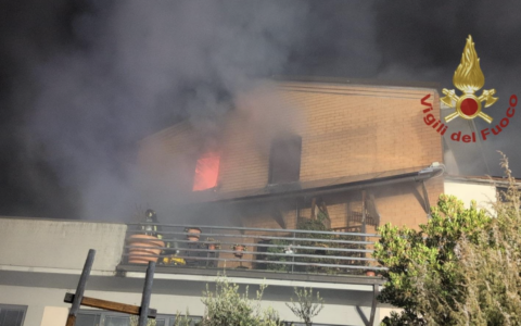 Arezzo, incendio in un appartamento: tre persone intossicate