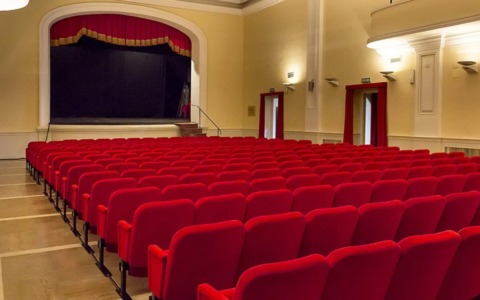 Barbara Foria porta “Basta un filo di rossetto” al Teatro Cavriglia