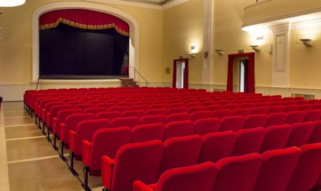 Barbara Foria porta “Basta un filo di rossetto” al Teatro Cavriglia