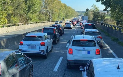 Tamponamento tra quattro auto in Fi-Pi-Li: traffico in tilt