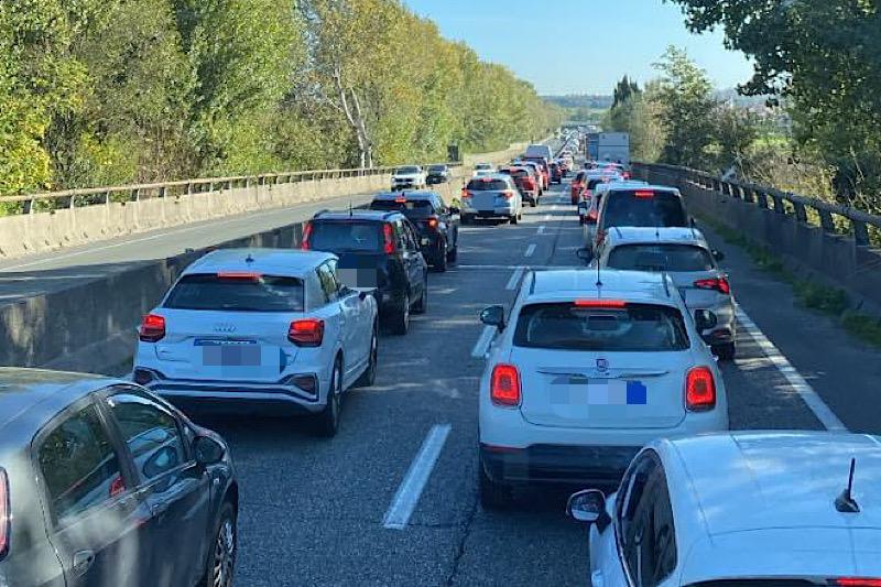 Tamponamento tra quattro auto in Fi-Pi-Li: traffico in tilt