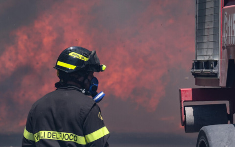 Massa, terribile incendio nella notte: morto un ex carabiniere, grave la moglie