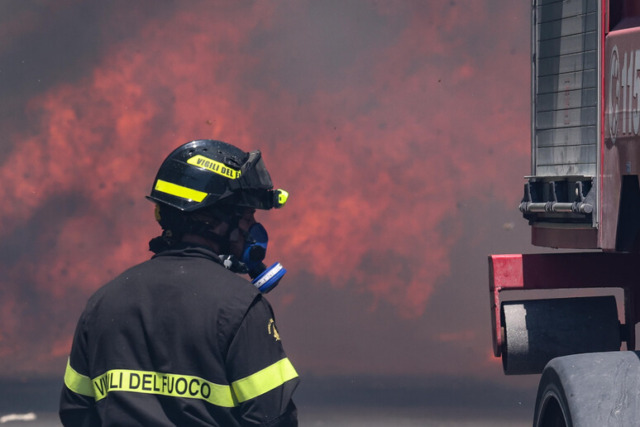 Massa, terribile incendio nella notte: morto un ex carabiniere, grave la moglie