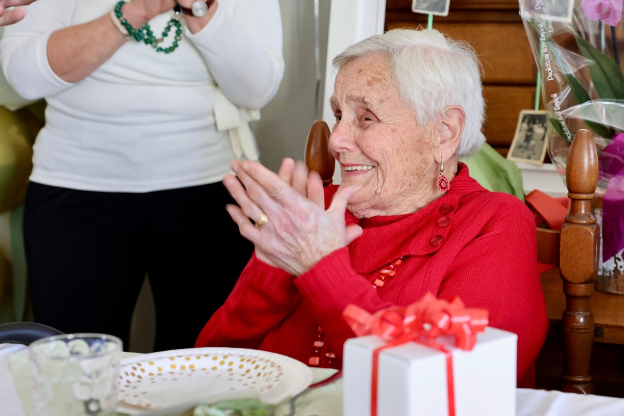 Emma, 100 anni di energia. I festeggiamenti del compleanno con i bisnipoti
