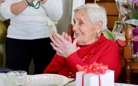 Emma, 100 anni di energia. I festeggiamenti del compleanno con i bisnipoti