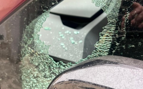 La notte dei vandali, auto danneggiate in via pisana