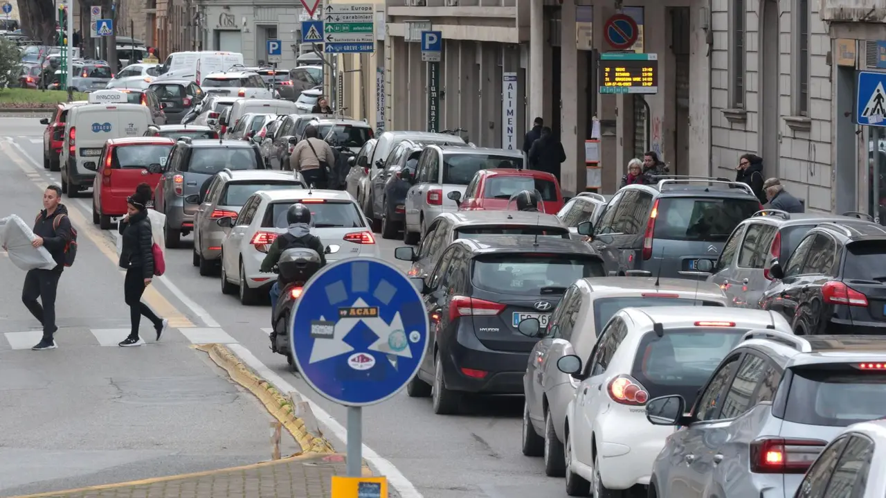 Firenze, il peso (abnorme) del traffico: 750 mila spostamenti in auto al giorno