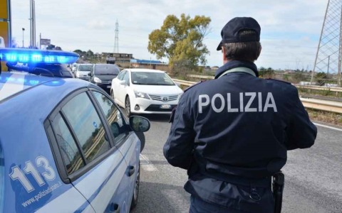 Speronano la Polizia e fuggono nei campi: notte di paura sull’A1