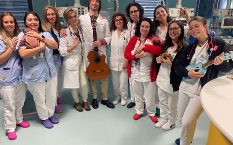 Musicoterapia per i neonati, il progetto dell’ospedale San Jacopo