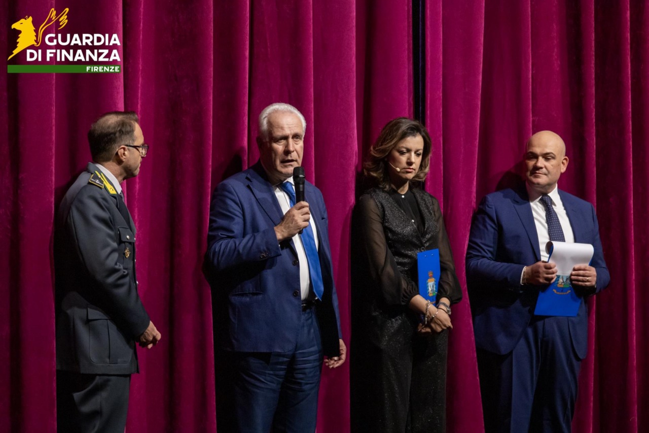 La Guardia di Finanza a teatro per raccogliere fondi a favore della Fondazione Careggi