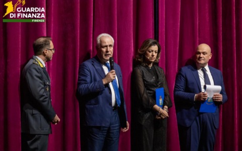 La Guardia di Finanza a teatro per raccogliere fondi a favore della Fondazione Careggi