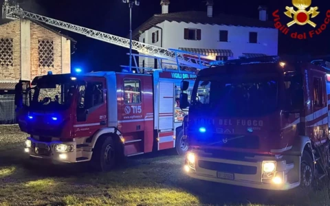 Fiamme nella notte all’interno di una sala da ballo di San Giovanni Valdarno