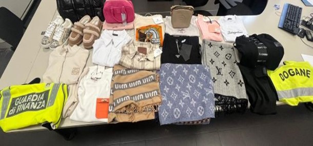 Pisa, scoperti oltre 2 milioni di euro non dichiarati e droga nei bagagli al “Galilei”