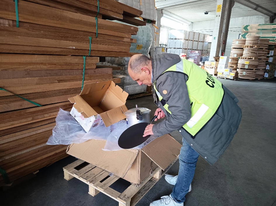 Livorno, 1.200 tra pentole e padelle sequestrate