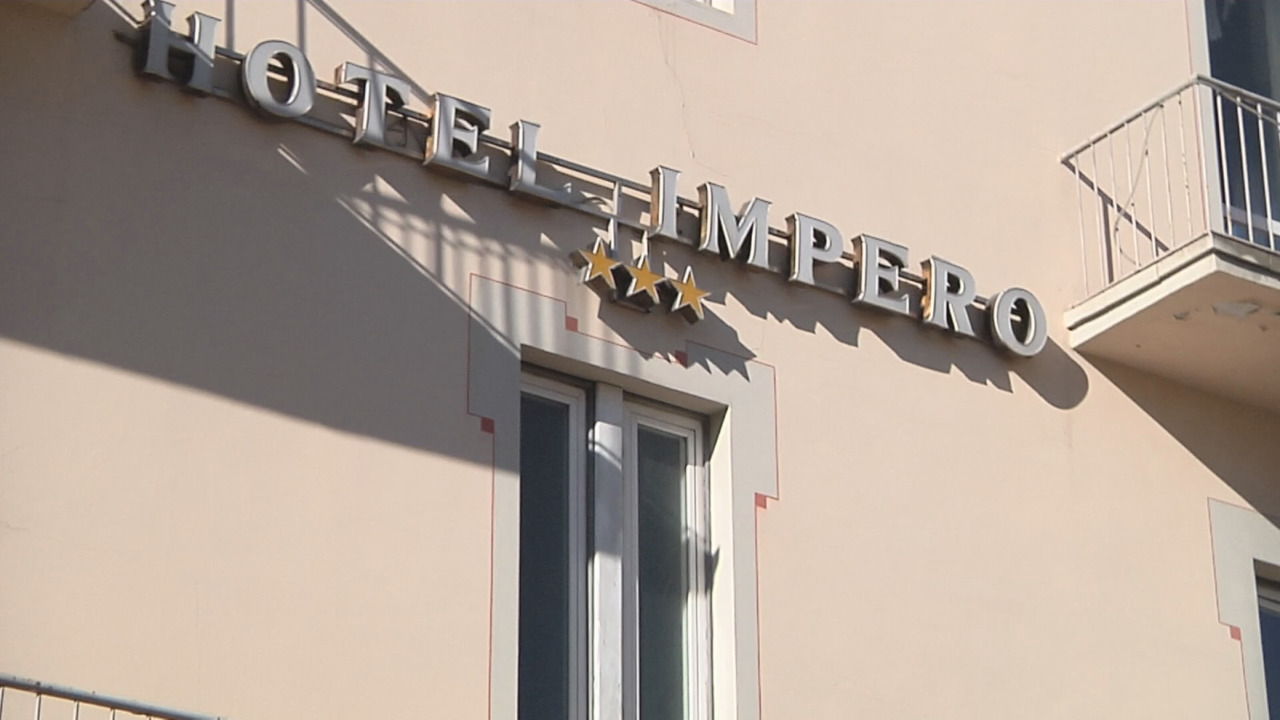 Cadavere nell’hotel abbandonato, c’è un secondo indagato