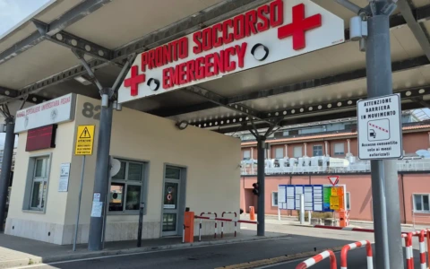 Terribile scontro auto-scooter: giovane in ospedale in codice rosso