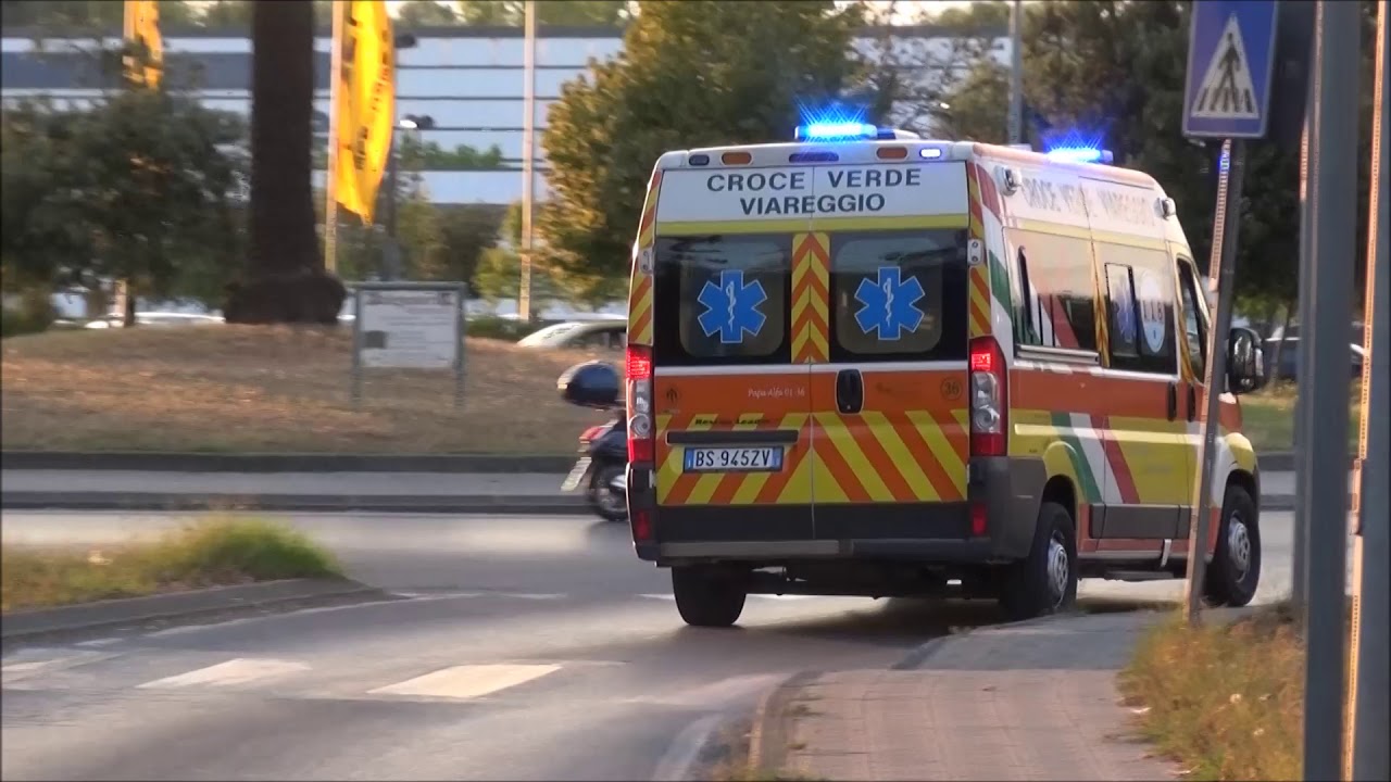 Malore alla guida del camion: si schianta sulle auto in sosta e muore