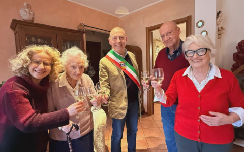 Elda, a 104 anni interagisce con Alexa e risolve i rompicapo