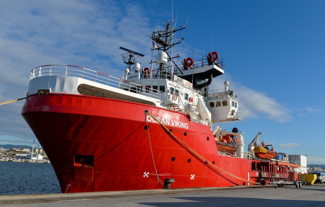 La Ong “Ocean Viking” si prepara ad approdare al porto di Livorno: 97 migranti a bordo