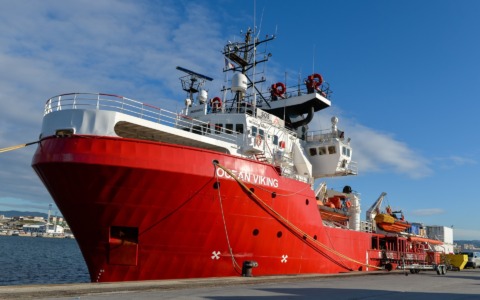La Ong “Ocean Viking” si prepara ad approdare al porto di Livorno: 97 migranti a bordo