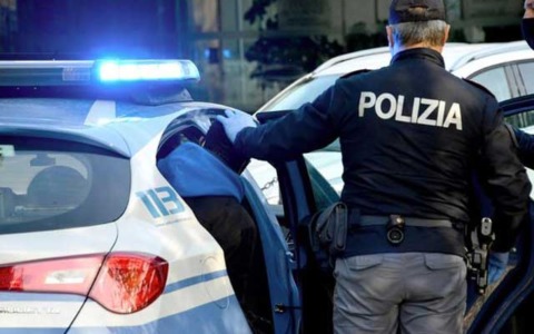 Strattona due donne nel tentativo di rubare una borsa: arrestato