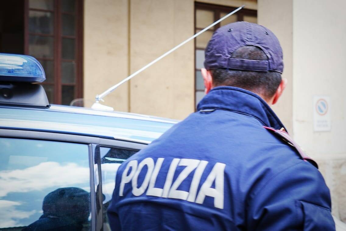 Furto con strappo ai danni di due 21enni in via Palazzuolo: un arresto